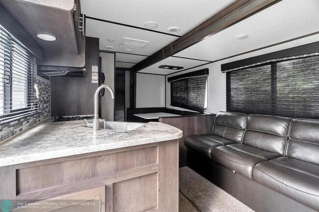 Foto del edificio - 14500 Carver Dr