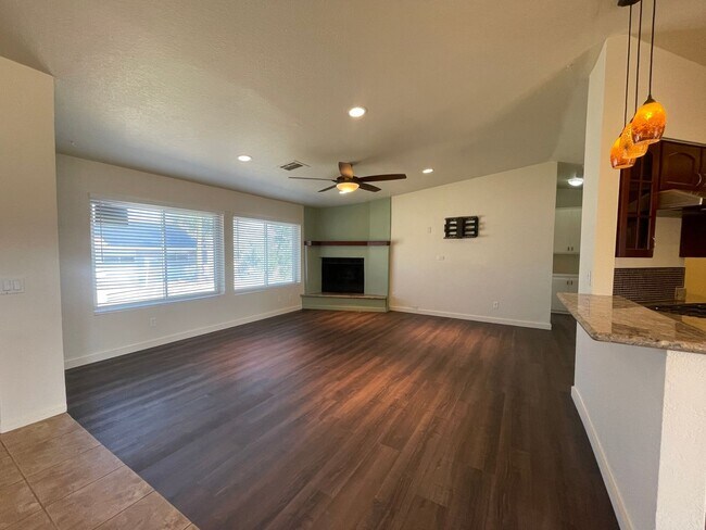 Foto del edificio - Palmdale 3 Bedroom + 2 Bathroom