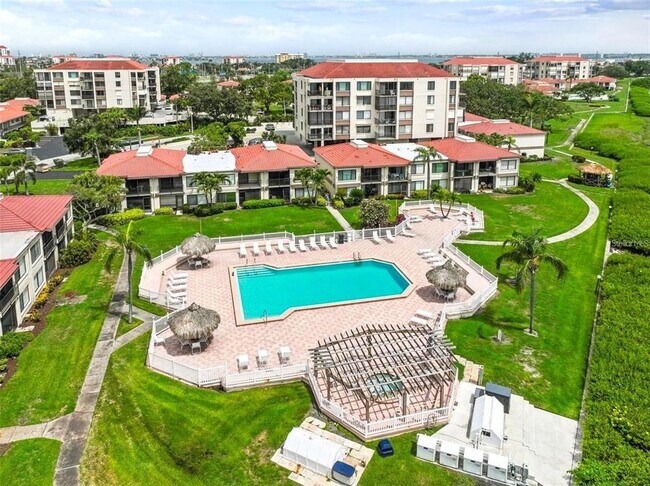 Foto del edificio - 6218 Palma Del Mar Blvd S