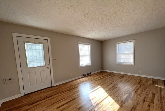 Building Photo - COMING SOON!! Midtown 3Bed 2Bath 1 Car Gar...