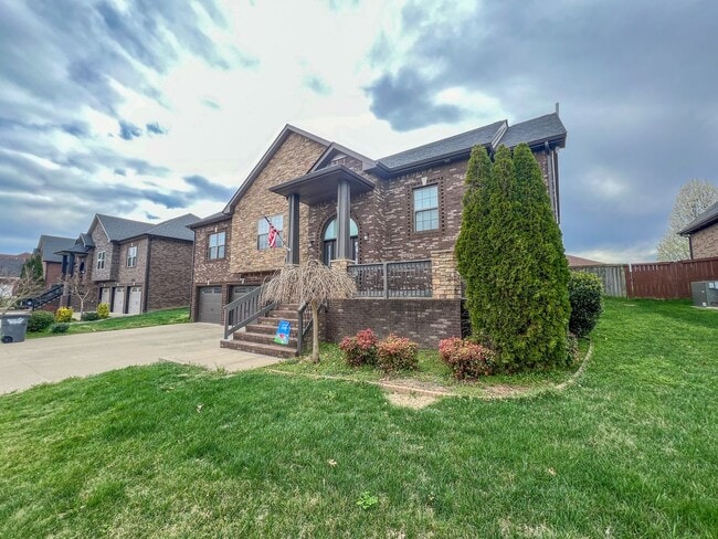 Building Photo - Beautiful Split-Foyer with a Large Fenced ...