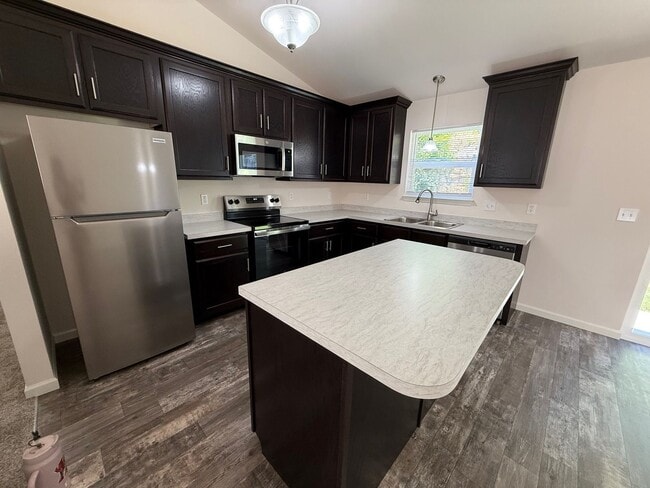 Building Photo - Completely Renovated!