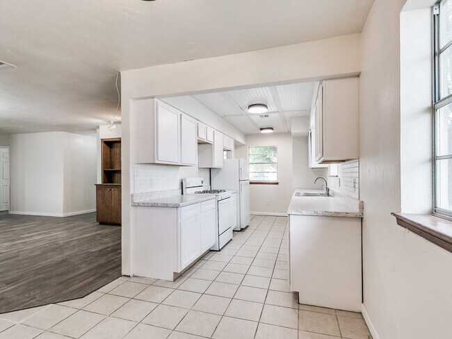 Building Photo - 3300 SW 40th St