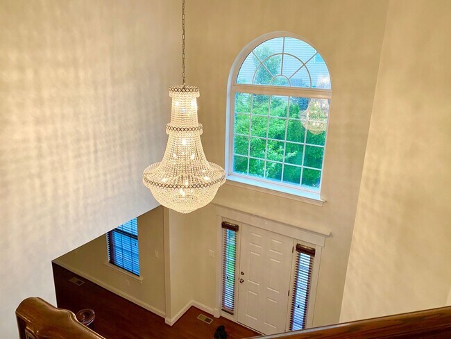 Building Photo - Luxurious 5 Bedroom Colonial Home in Ellic...