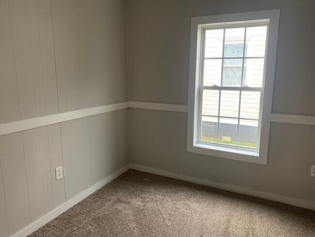 Building Photo - 2415 Maple Rd SE