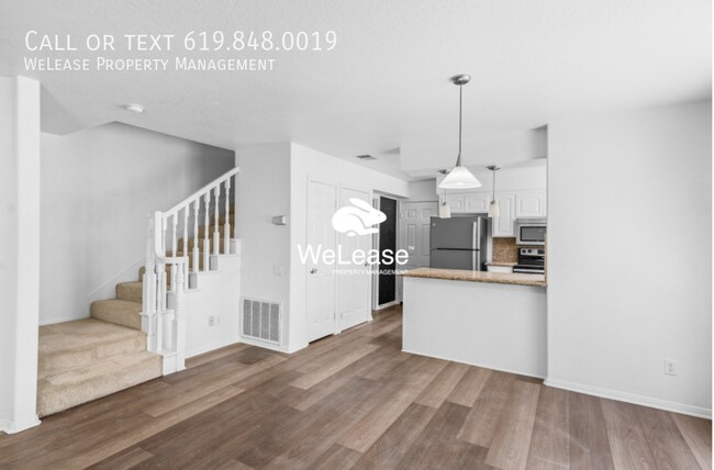 Foto del edificio - Spacious 3-Bedroom Townhome with Balcony J...
