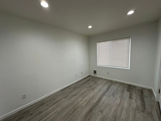 Building Photo - 230 SE 6th Ave