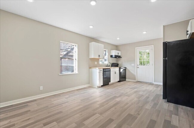 Building Photo - 2-Bedroom, 1-Bathroom Lower-Level Unit in ...