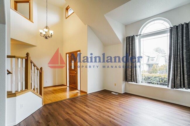 Building Photo - *2nd Full Month Rent Free with a 17 Month Lease* Welcome to this stunning 4-bedroom, 2.5 bathroom...