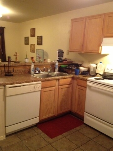 Kitchen - 2204 Katy Ln