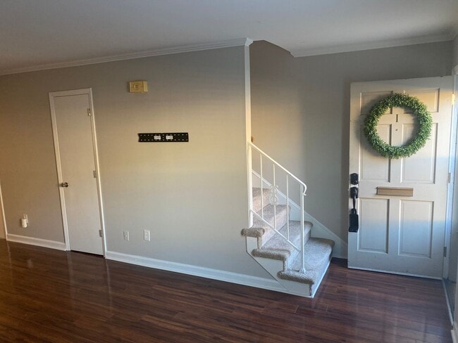 Building Photo - Charming townhome located in the vibrant c...