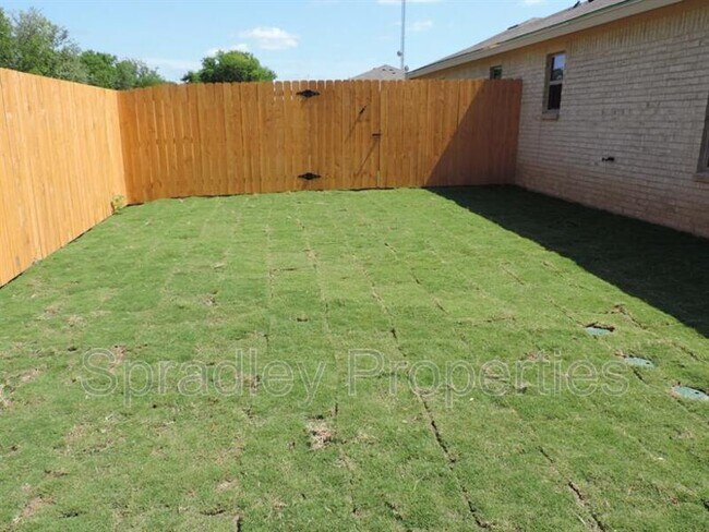 Building Photo - 1550 Kal Ct