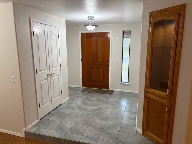 Building Photo - 385 S Acacia Dr