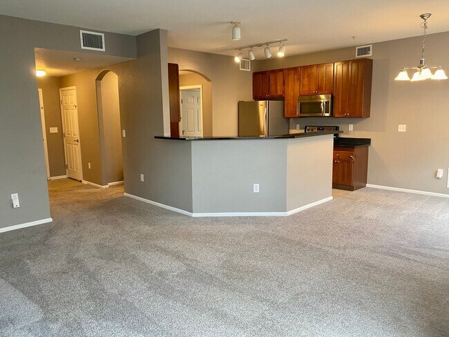 Building Photo - Evolve Real Estate: 2 Bedroom Condo in Pra...