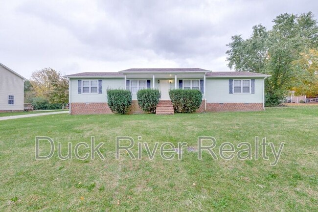 Building Photo - 525 Woods Dr