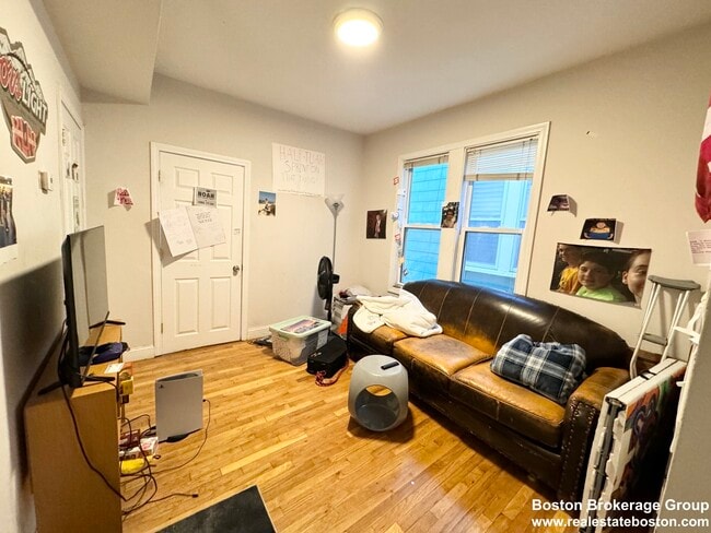 Building Photo - 733 Parker St