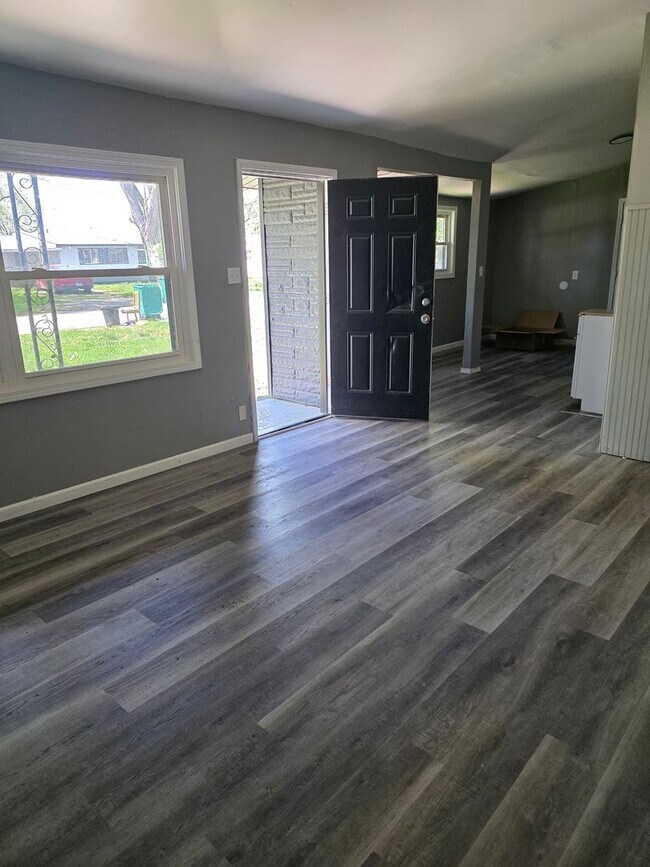 Building Photo - Nicely Updated 3BD/1BA Ready Now