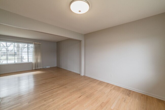 Building Photo - 1587 3 Lakes Dr