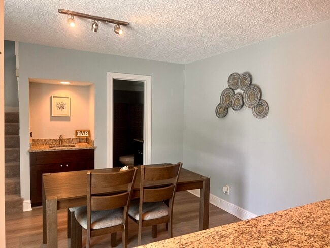 Foto del edificio - 141 E Riverside Dr