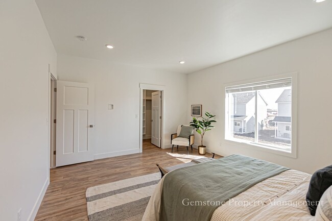 Building Photo - CHECKOUT this 3 Bed 2.5 Bath Townhome located in Sugar City!