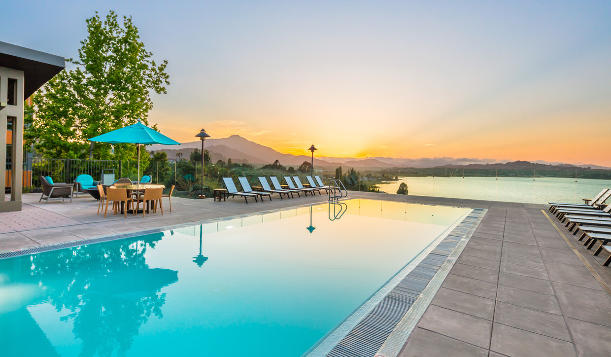 Refréscate y disfruta de la vista en la piscina sin bordes de agua salada equipada con altavoces bajo el agua y duchas al aire libre para enjuagarse - Preserve at Marin