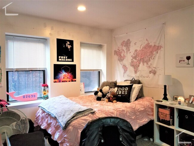 Building Photo - Spacious 4 Bedroom Unit Right Next to Nort...