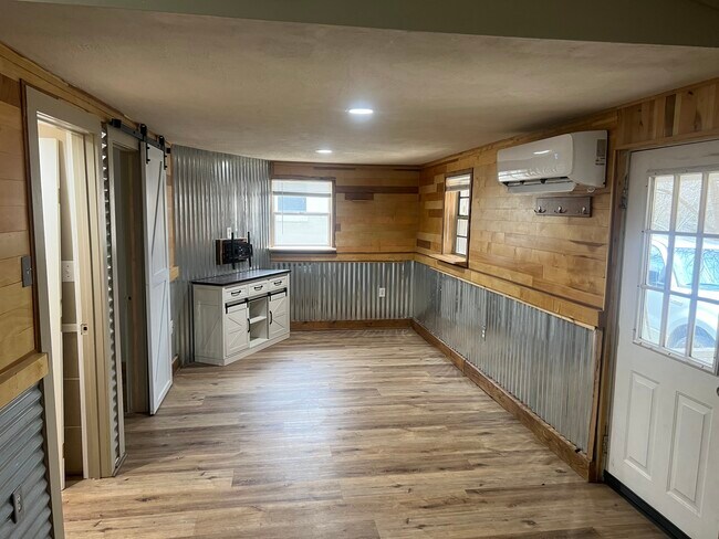 Building Photo - 1674 N Double Springs Rd