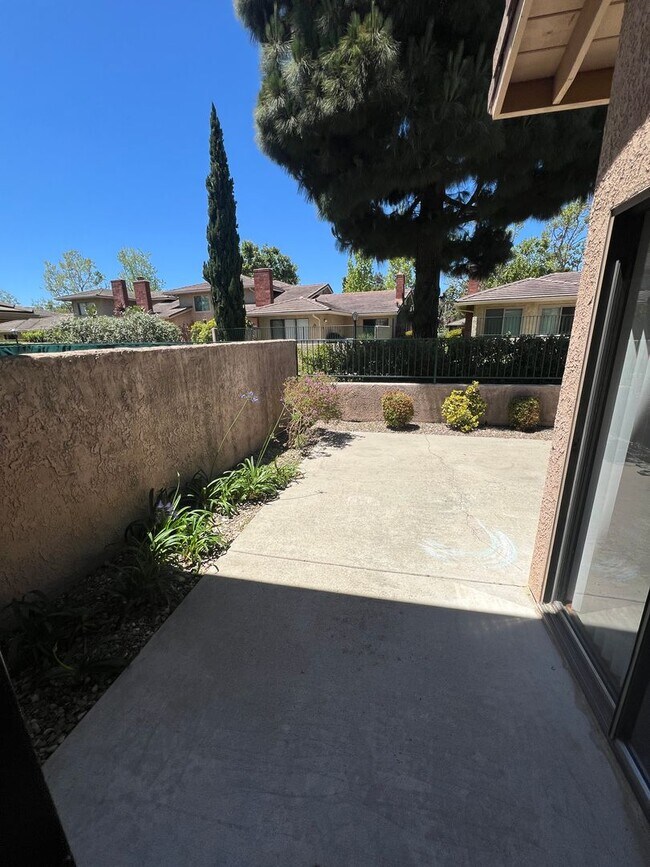 Building Photo - Charming 3-Bedroom, 2.5-Bathroom in Desira...