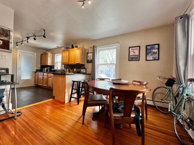 Building Photo - Amazing Location for a 2-Bedroom, 1-Bathroom Duplex Unit!