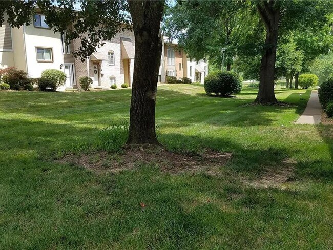 Foto del edificio - 129 Carmel Woods Dr