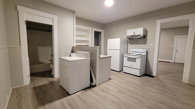 Building Photo - 213 Dover St. - 2+ bedroom 1 bath home ava...