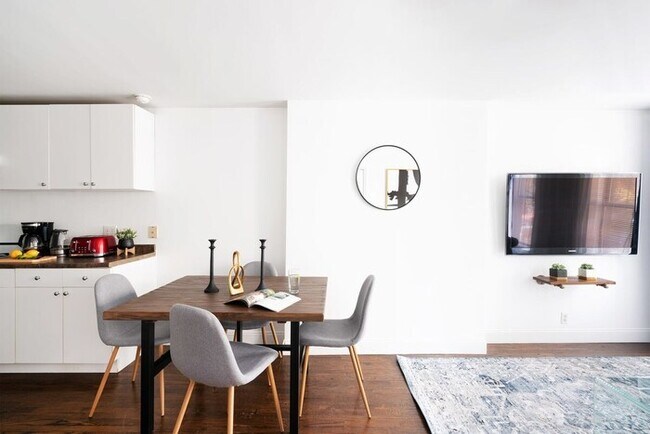 Foto del edificio - 1435-3  3 Bedrooms 2Bath W/D Prime Upper East
