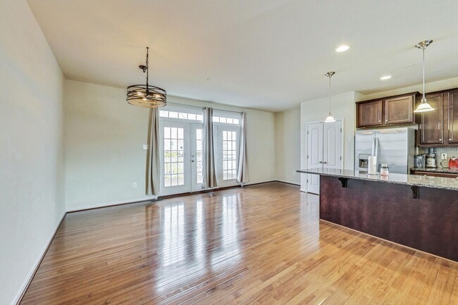 Building Photo - *Coming Soon* 3 bedroom, 2.5 bath Luxury Townhome in Market Square Subdivision!