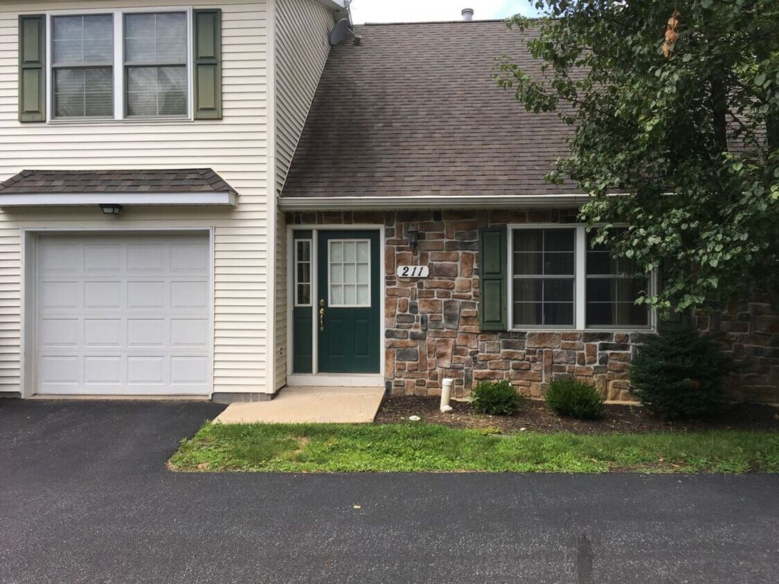 Primary Photo - 211 Amblewood Way