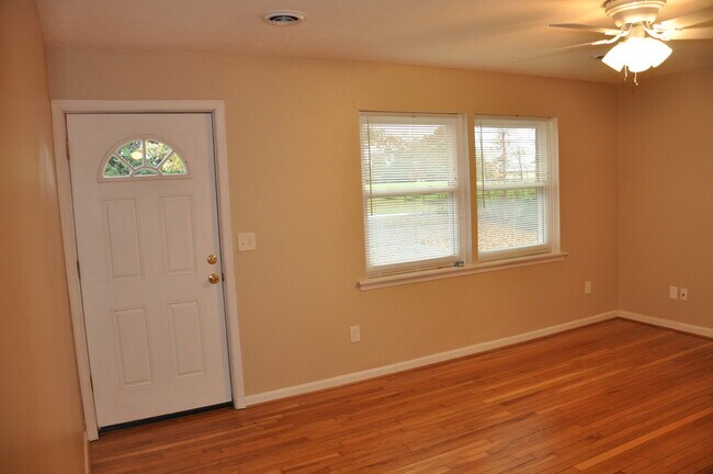 Foto del edificio - Sparkling Rambler in Park-like Setting on 10 Acres