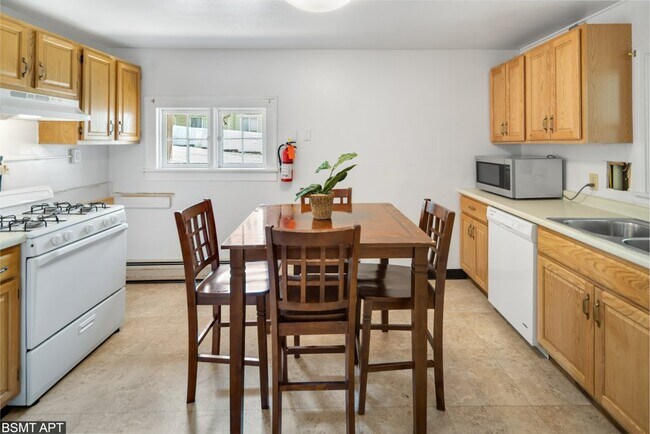 Foto del edificio - 305 Dryden Rd