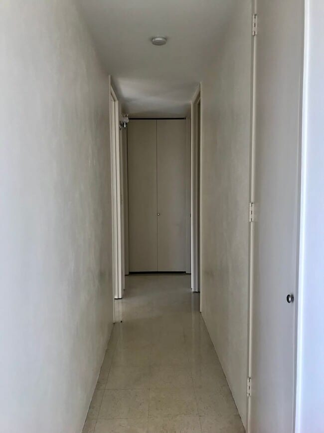 Building Photo - 2/2/1 with Den/3rd Bedroom (Elec, Water, Sewer, Hot Water, Gas Included in Rent!)