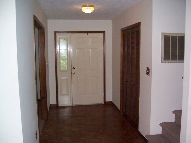 Building Photo - 130 Rollingwood Dr