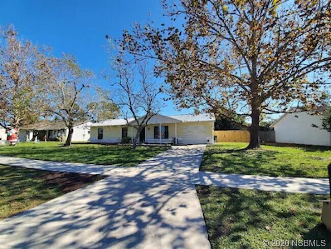 Foto del edificio - 1310 Dexter Dr W