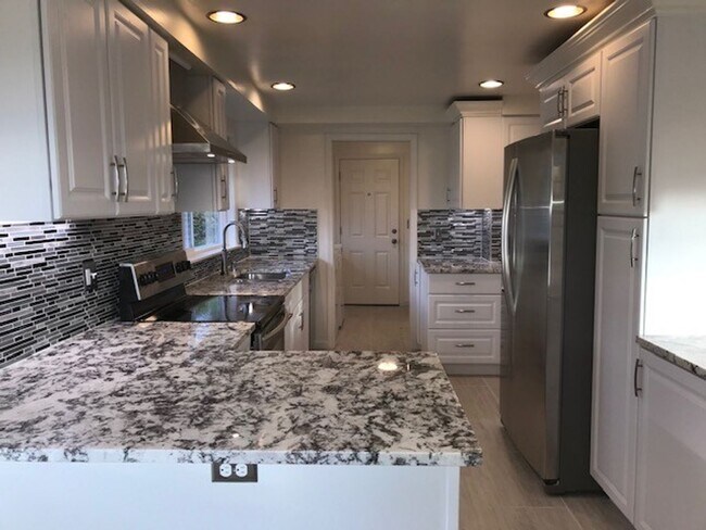 Foto del edificio - Pre-leasing-Beautiful Bryant Large Remodel...