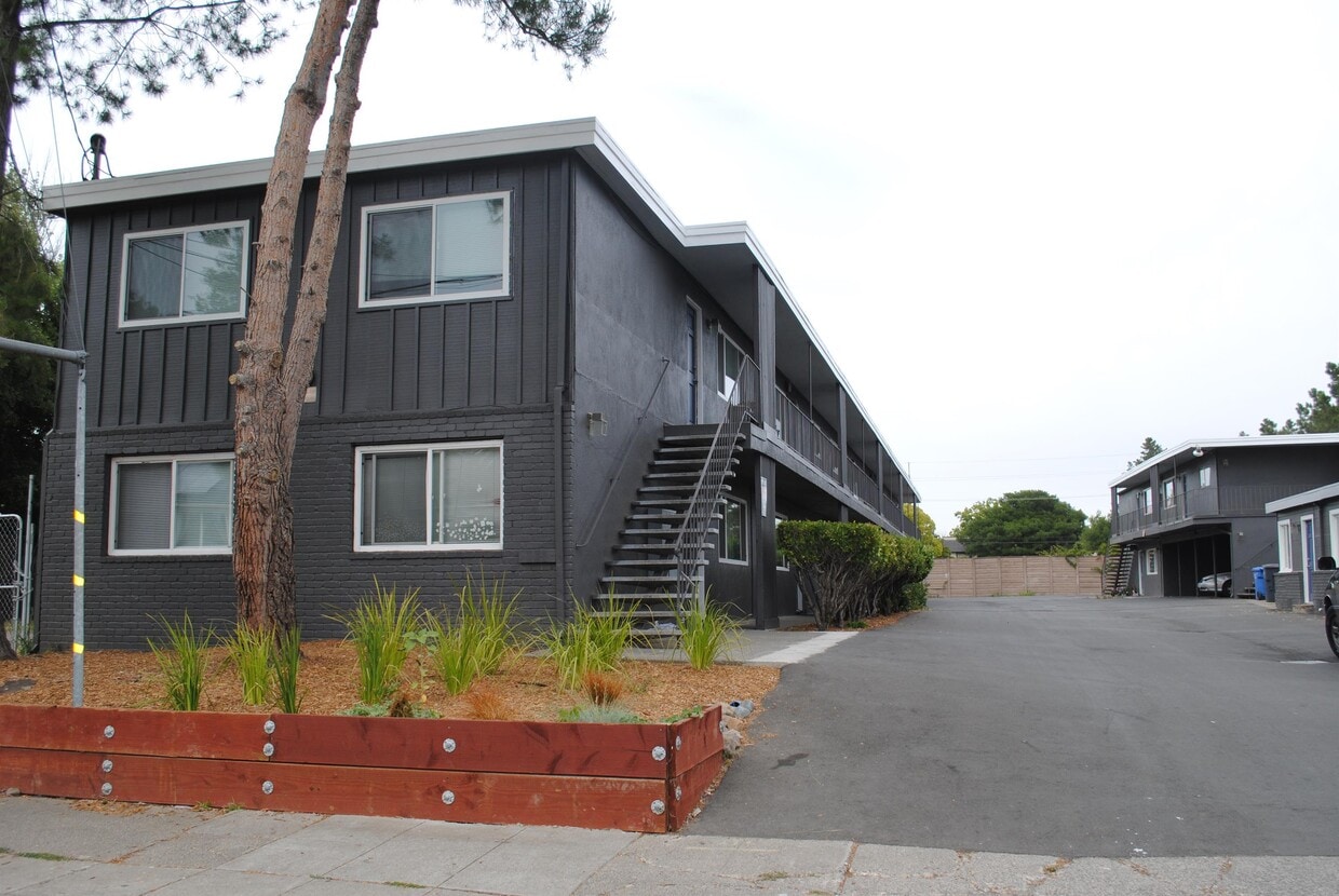 Primary Photo - 462 Hendley St