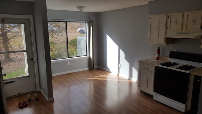 Dining area - 405 Cypress Rd