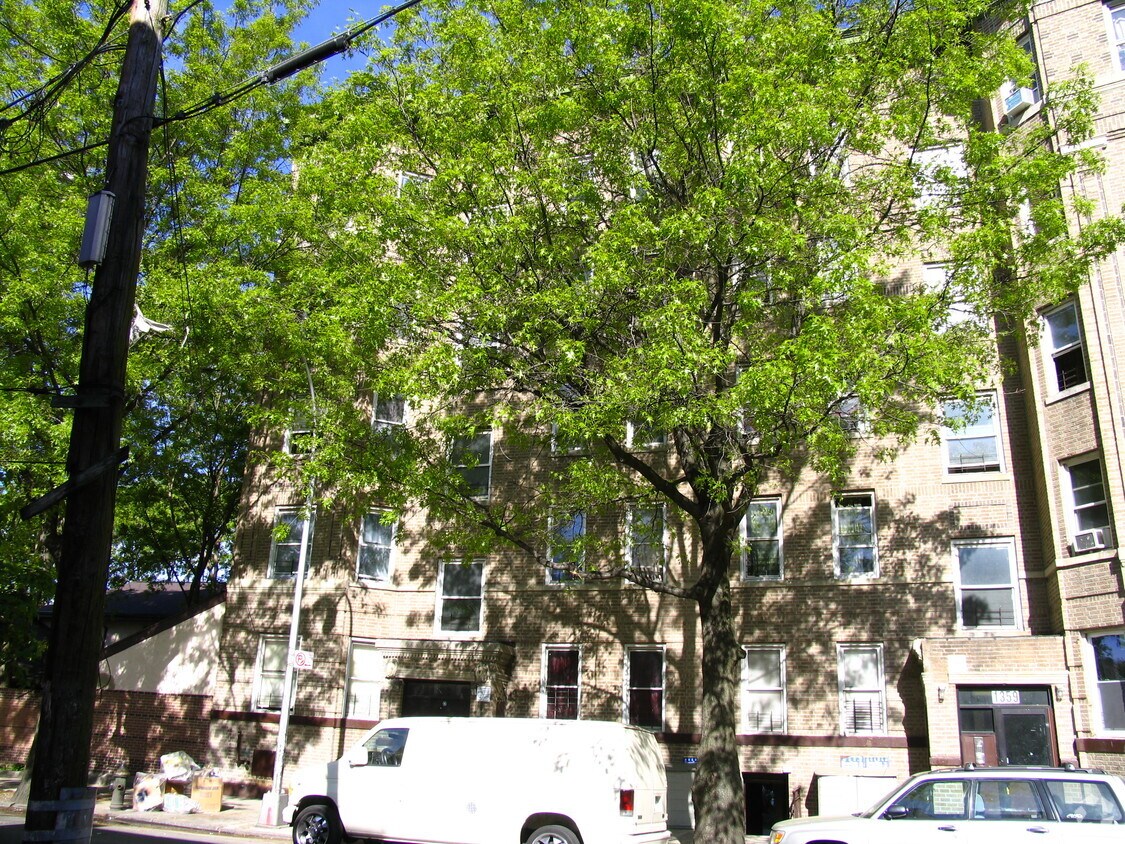 Foto del edificio - 1355 Findlay Ave