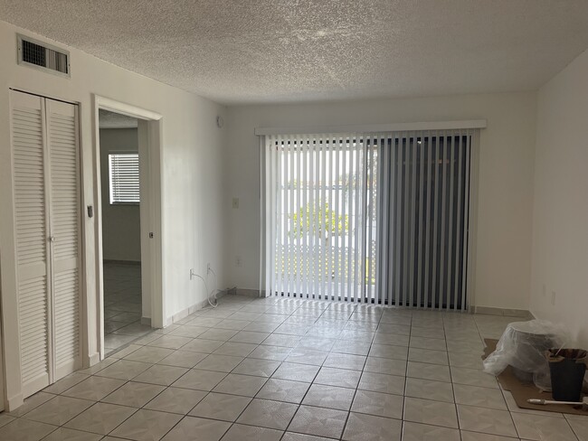 Foto del edificio - 2744 W 60th St