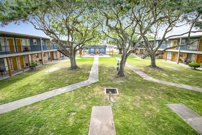 Building Photo - 1305 Memorial Dr