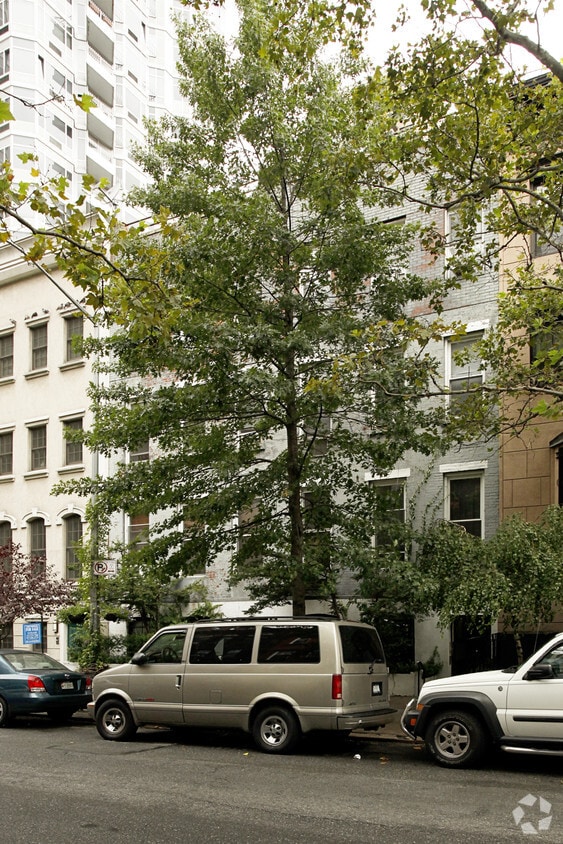 Building Photo - 211 E 31st St