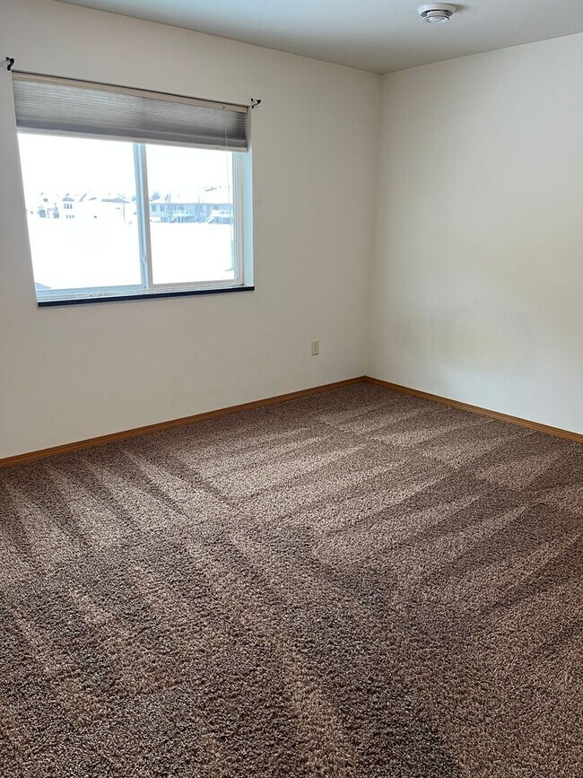 Foto del edificio - 2 Bed 1 Bath + Detached Single Stall Garage