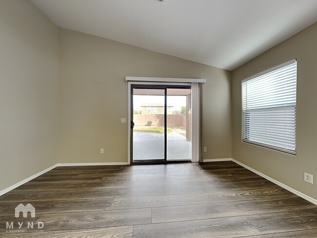 Foto del edificio - 1034 E Saddle Way