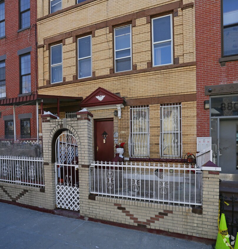 Building Photo - 882 Madison St