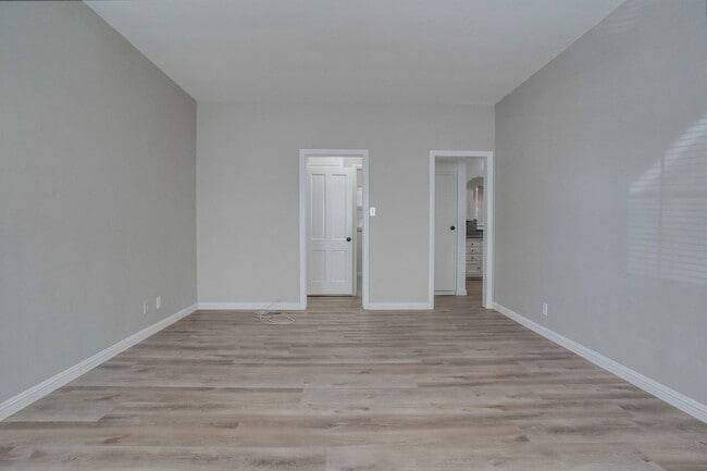 Building Photo - Beautifully Updated and Spacious 1B/1B in Belmont Shore!
